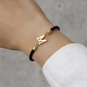 Pulsera Premium de Cuerda Negra y Letras Doradas – Joyería Minimalista de Alta Calidad