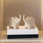 ELEVA™ – Escultura Decorativa de Elefante en Resina Flock Blanca
