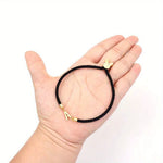 Pulsera Premium de Cuerda Negra y Letras Doradas – Joyería Minimalista de Alta Calidad