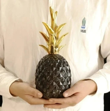 AUREAPINE™ – Piña Decorativa Nórdica de Cerámica Dorada
