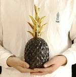 AUREAPINE™ – Piña Decorativa Nórdica de Cerámica Dorada